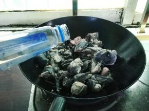 倒入少许白酒