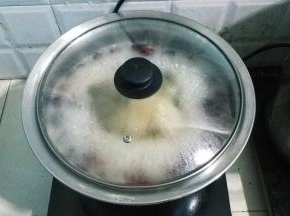 盖上盖子转中火煲1小时