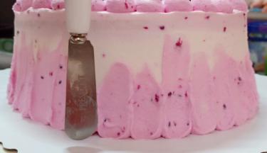 用抹沙拉的抹刀轻轻把边缘的奶油往上抹。动作要轻、手要快。