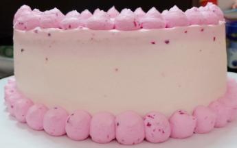 在蛋糕周围和表面挤一圈奶油。