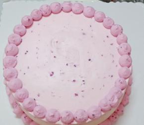 用抹刀把表面和侧面奶油抹平。