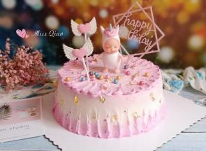 再放上蛋糕装饰人偶、糖珠和其他装饰即可。