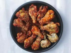 烤盘抹一层油，放入腌好的鸡翅(翅根)