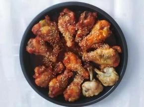 烤盘抹一层油，放入腌好的鸡翅(翅根)