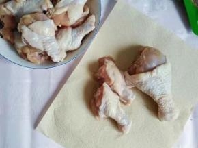 将鸡翅洗净，用厨房用纸吸干表面水分