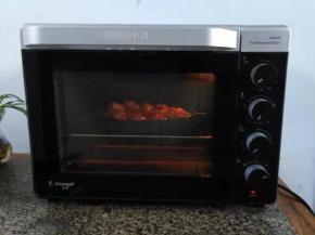 .烤箱预热，190度上下火中层20分钟，翻面，撒上孜然，转到200度20分钟。