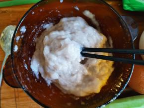 虾仁洗净剁成虾泥，放盐，1勺淀粉，半勺胡椒粉，一个蛋清，顺时针搅拌至上劲。