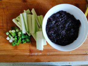 鸡蛋打散，放入煎锅煎成饼，切条备用。紫菜用水泡软，香葱切末，丝瓜去皮切条。