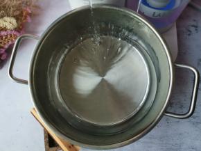 锅中倒入开水。