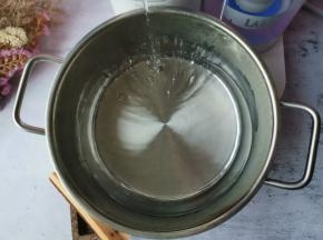 锅中倒入开水。