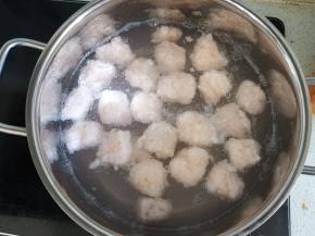 用勺子挖出虾肉，整理成圆形，放入水中，煮到飘起来