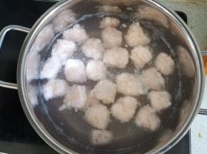 用勺子挖出虾肉，整理成圆形，放入水中，煮到飘起来