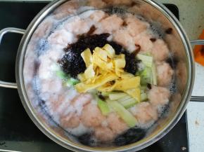 加入紫菜，丝瓜条，鸡蛋条煮沸，撒上葱花即可出锅。出锅淋两滴香油会很香哦～