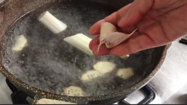 另起一锅热水，加入葱、姜、蒜。