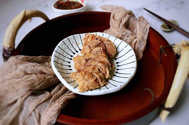 清炖猪腿肉蘸蒜泥