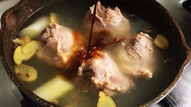 烹入生抽提鲜调色，再继续焖煮三十分钟。