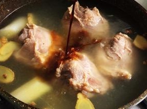 烹入生抽提鲜调色，再继续焖煮三十分钟。