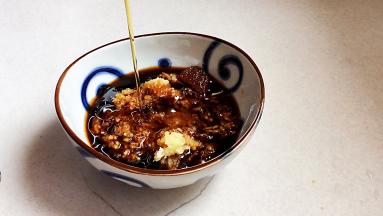 大蒜压成泥，加入白糖、生抽、米醋、味精、香油，搅拌均匀。