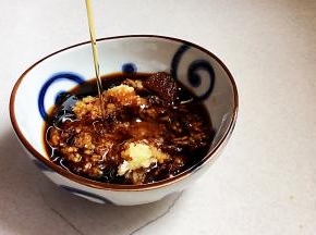 大蒜压成泥，加入白糖、生抽、米醋、味精、香油，搅拌均匀。