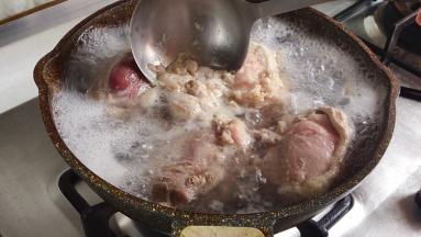 猪腿肉冷水入锅焯烫去掉血沫，并撇净浮沫，以免粘在肉上，再温水冲洗干净杂质。