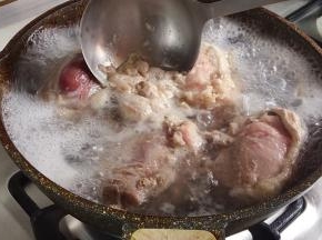 猪腿肉冷水入锅焯烫去掉血沫，并撇净浮沫，以免粘在肉上，再温水冲洗干净杂质。