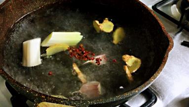 加入花椒粒，花椒即可以增香去异味，又能祛湿强体。