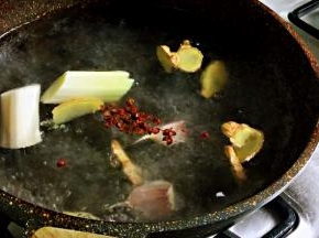 加入花椒粒，花椒即可以增香去异味，又能祛湿强体。