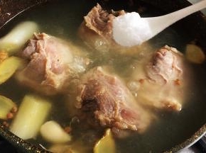 一小时后加盐调味。