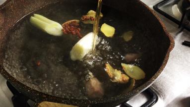 烹入花雕酒增香去异味。