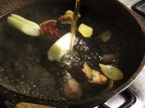 烹入花雕酒增香去异味。