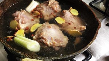 放入猪腿肉大火煮开转中小火焖煮一小时。