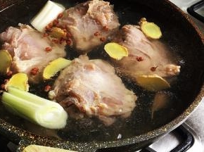 放入猪腿肉大火煮开转中小火焖煮一小时。