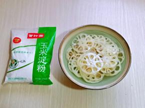 切好的藕片放入大口器具中，加入纯净水，再加入玉米淀粉，拌均匀，静置5分钟。(清洗莲藕的最佳方式呦)