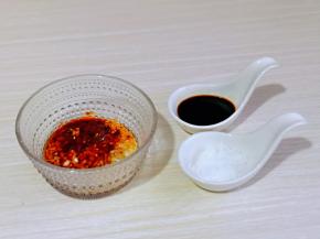 把热油立即倒入辣椒的碗中。