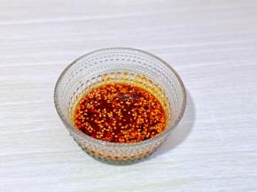 加入生抽，盐，绵白糖，醋，搅拌均匀备用。