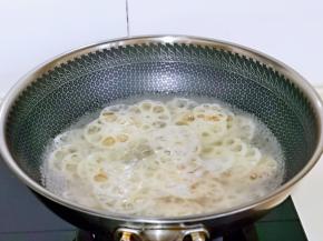 将藕片焯水，锅中加入水烧开，下藕片，加入少许盐，煮熟捞出。