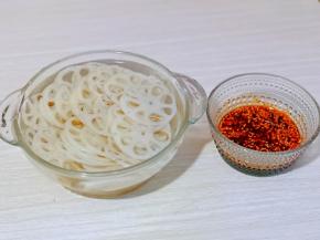 煮熟的莲藕捞出过冷水。(可以反复用冷水冲洗几遍，这样藕片的口感更好)