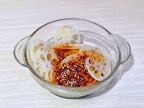 冷水浸泡后捞出淋干水分，放入器具中，将调好的调味料淋在藕片上。