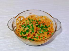 拌均匀，撒上提前切好的葱花。