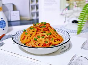 装入盘中，简单快手的凉拌酸辣藕片就完成啦！