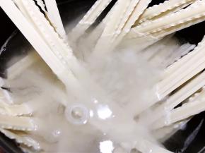 烧一锅水，水开后放入刀削面滑散