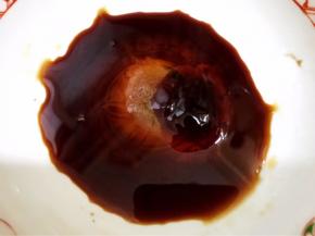 碗里加入生抽，香醋，盐，蚝油