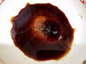 碗里加入生抽，香醋，盐，蚝油