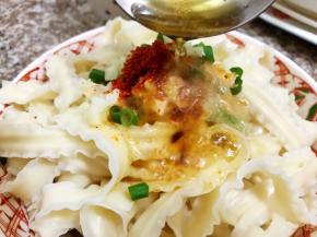 烧一点油趁热淋在调料上