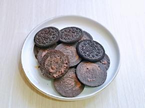 将奥利奥饼干取出，掰开，中间的夹心挖掉。