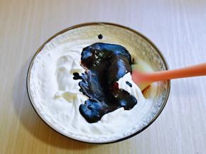 将做好的奥利奥牛奶倒入奶油中。