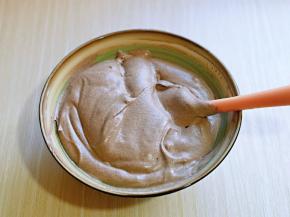 用刮刀拌均匀即可。