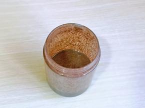 放入果汁机中，加入纯牛奶，25g绵白糖，启动打碎至均匀。