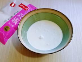 淡奶油倒入大口器具中，加入剩下的绵白糖。