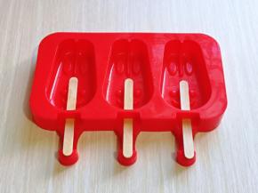 准备雪糕模具，还有雪糕棍。(雪糕棍提前开水烫一下)